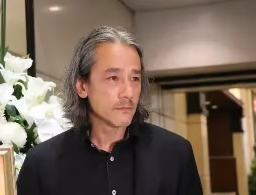 吳耀漢出殯將海葬!兒子滿頭白髮妻子微笑,洪金寶久違露臉送別