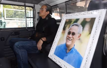 吳耀漢出殯將海葬!兒子滿頭白髮妻子微笑,洪金寶久違露臉送別