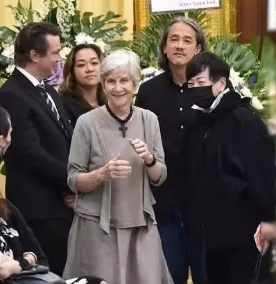 吳耀漢出殯將海葬!兒子滿頭白髮妻子微笑,洪金寶久違露臉送別