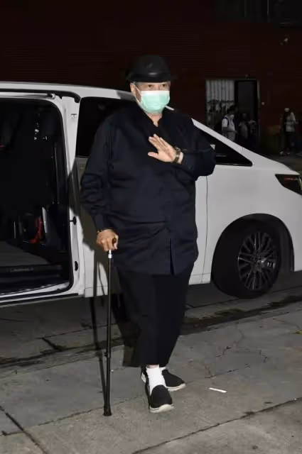 吳耀漢出殯將海葬!兒子滿頭白髮妻子微笑,洪金寶久違露臉送別