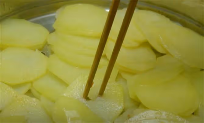 土豆別炒菜了,加根胡蘿蔔換個新吃法,爽口筋道,全家吃撐了
