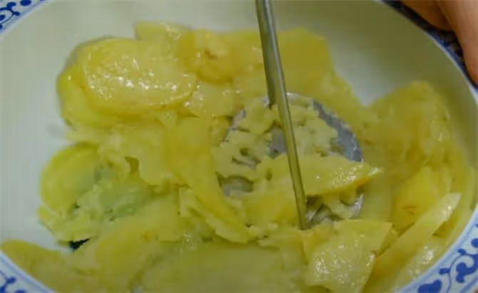 土豆別炒菜了,加根胡蘿蔔換個新吃法,爽口筋道,全家吃撐了