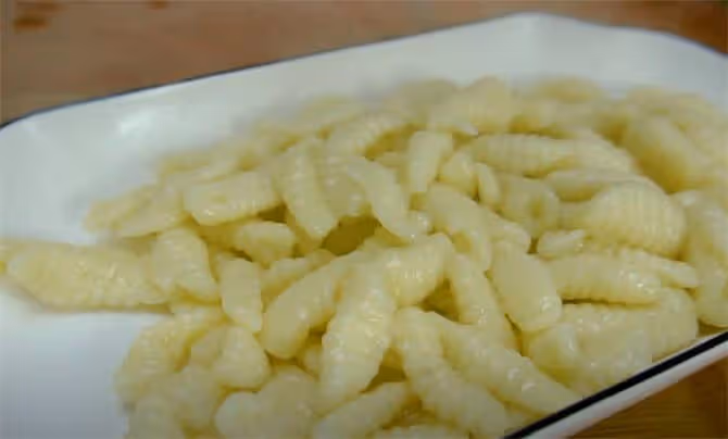 土豆別炒菜了,加根胡蘿蔔換個新吃法,爽口筋道,全家吃撐了