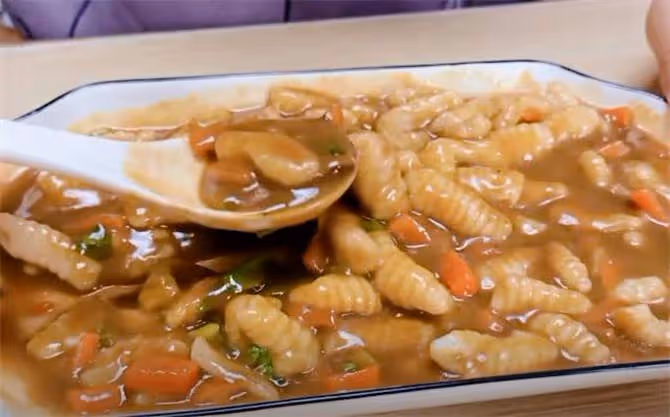 土豆別炒菜了,加根胡蘿蔔換個新吃法,爽口筋道,全家吃撐了