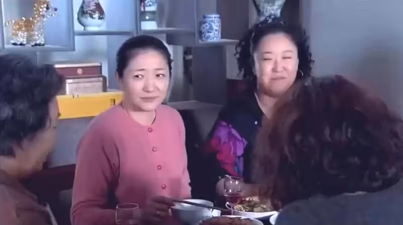婆婆嫌兒媳「殘障」婚禮沒管,月子沒伺候!!十年後壽宴她說「一番話」我淚流滿面!