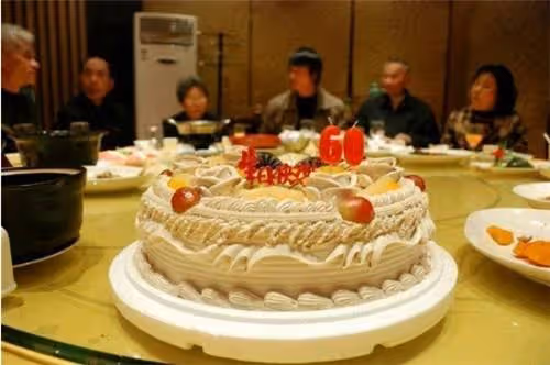 婆婆嫌兒媳「殘障」婚禮沒管,月子沒伺候!!十年後壽宴她說「一番話」我淚流滿面!