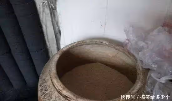 母親意外走後,傻兒子卻無人照顧,鄰居過來幫他做飯,一瞧米缸,連夜搬家!