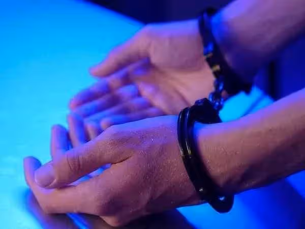 50歲大媽「戀上22歲小鮮肉」約開房激戰!洗完澡「見一幕崩潰」馬上報警