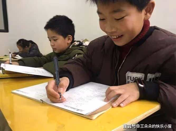 好兄弟結婚我借錢「包破萬大紅包」！ 整場喜酒我卻被冷落....臨走時他給我「一箱喝剩的酒」，回家拆開後我哭到停不下來