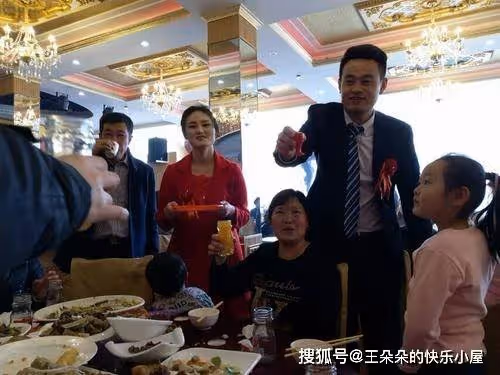 好兄弟結婚我借錢「包破萬大紅包」！ 整場喜酒我卻被冷落....臨走時他給我「一箱喝剩的酒」，回家拆開後我哭到停不下來