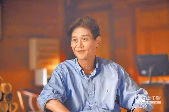 來不及了!66歲金鐘視帝「敗光家產毀半生」父從無怨言,今「生日變忌日」痛悔:希望你為我驕傲