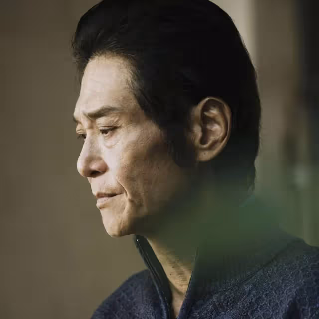 來不及了!66歲金鐘視帝「敗光家產毀半生」父從無怨言,今「生日變忌日」痛悔:希望你為我驕傲