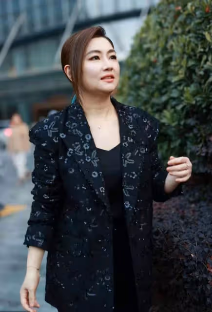 Selina任家萱久違亮相，濃妝蓋不住滿臉「痕跡」，頻頻撩髮不自信，網友：她真的太可惜了