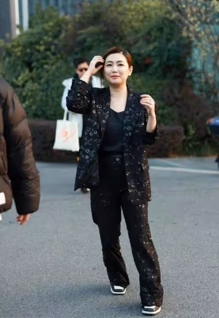 Selina任家萱久違亮相，濃妝蓋不住滿臉「痕跡」，頻頻撩髮不自信，網友：她真的太可惜了