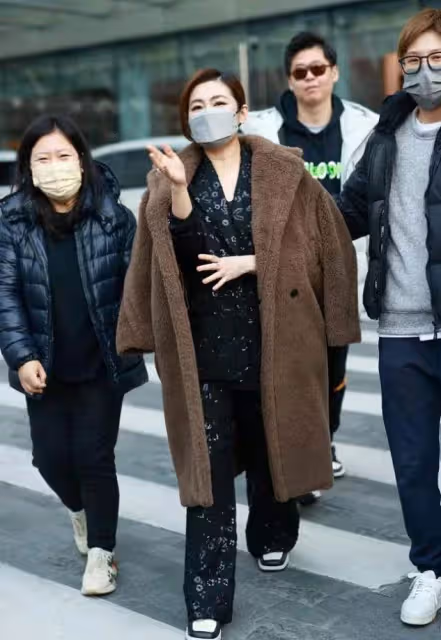 Selina任家萱久違亮相，濃妝蓋不住滿臉「痕跡」，頻頻撩髮不自信，網友：她真的太可惜了