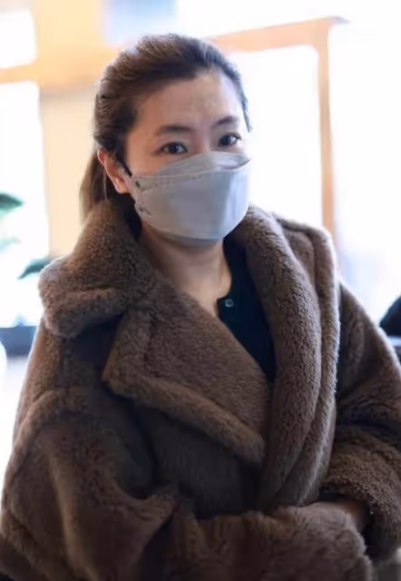 Selina任家萱久違亮相，濃妝蓋不住滿臉「痕跡」，頻頻撩髮不自信，網友：她真的太可惜了