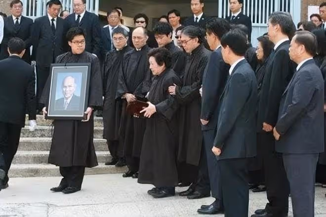 霍啟剛罕曬父子四人同框照,齊聚北京紀念爺爺霍英東100周年誕辰