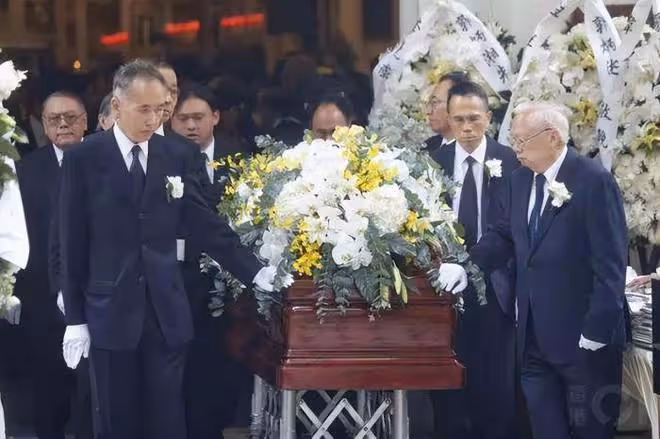 霍啟剛罕曬父子四人同框照,齊聚北京紀念爺爺霍英東100周年誕辰
