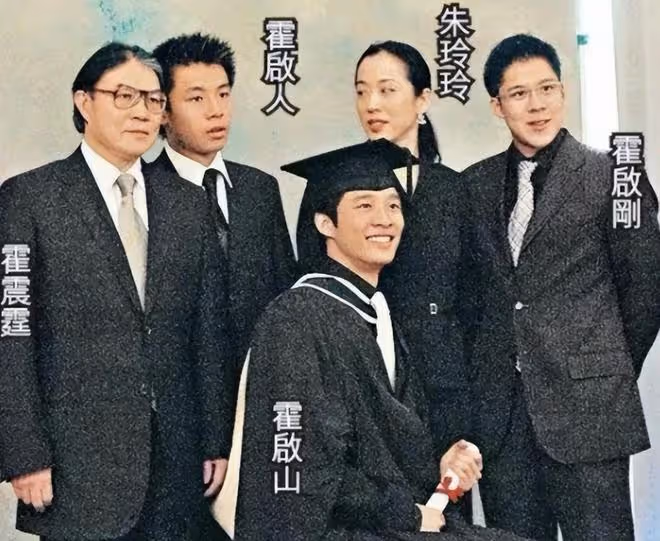 霍啟剛罕曬父子四人同框照,齊聚北京紀念爺爺霍英東100周年誕辰