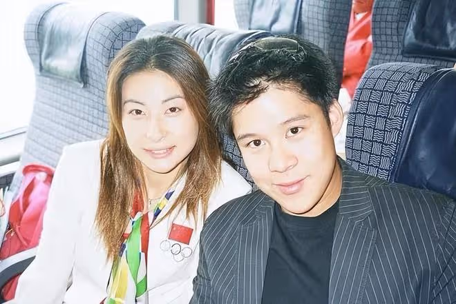 霍啟剛罕曬父子四人同框照,齊聚北京紀念爺爺霍英東100周年誕辰