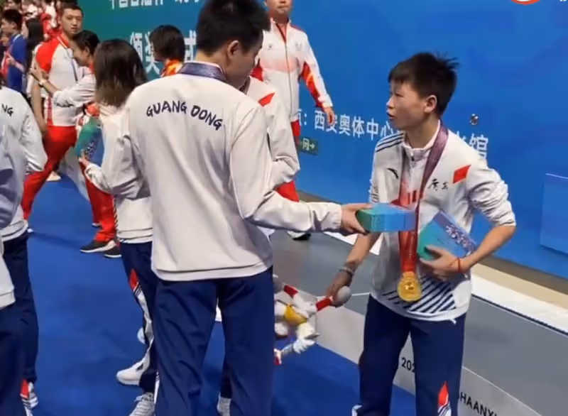 姐妹情深!全紅嬋鬧脾氣拿吉祥物抽陳藝文,師姐上演摸頭殺一臉寵溺