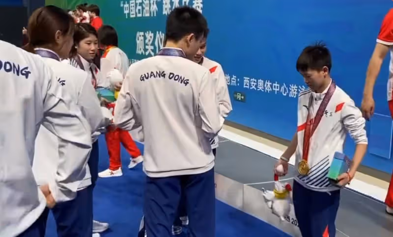 姐妹情深!全紅嬋鬧脾氣拿吉祥物抽陳藝文,師姐上演摸頭殺一臉寵溺