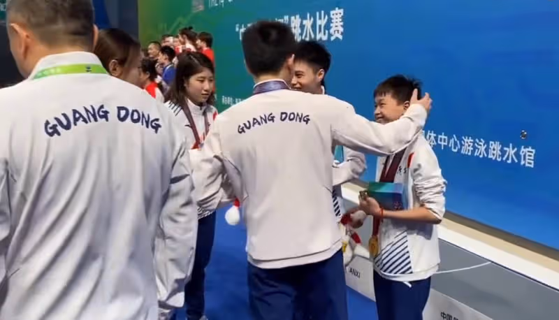 姐妹情深!全紅嬋鬧脾氣拿吉祥物抽陳藝文,師姐上演摸頭殺一臉寵溺
