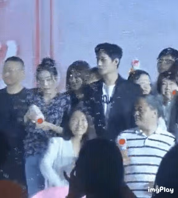 楊洋戀情發酵：迪麗熱巴被罵「倒貼」，更多細節曝光，本人曾回應