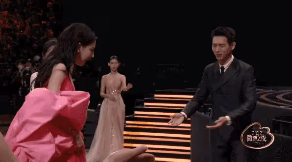 楊洋戀情發酵:迪麗熱巴被罵「倒貼」,更多細節曝光,本人曾回應
