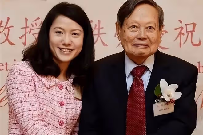楊振寧:我有月薪百萬,把財政大權都交給妻子,她的回答令人淚目