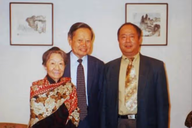 楊振寧:我有月薪百萬,把財政大權都交給妻子,她的回答令人淚目