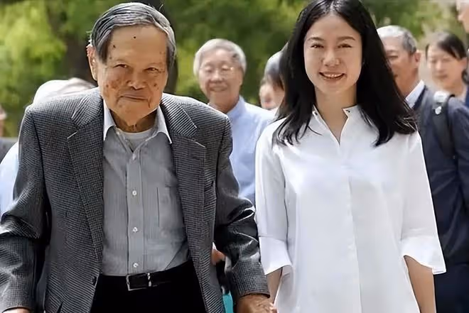 楊振寧:我有月薪百萬,把財政大權都交給妻子,她的回答令人淚目