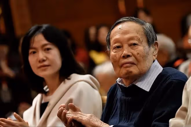 楊振寧:我有月薪百萬,把財政大權都交給妻子,她的回答令人淚目