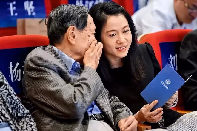 楊振寧:我有月薪百萬,把財政大權都交給妻子,她的回答令人淚目