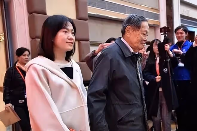 楊振寧:我有月薪百萬,把財政大權都交給妻子,她的回答令人淚目