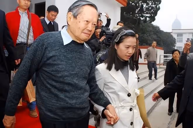 楊振寧:我有月薪百萬,把財政大權都交給妻子,她的回答令人淚目
