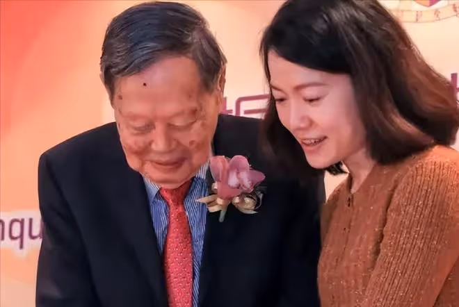 楊振寧:我有月薪百萬,把財政大權都交給妻子,她的回答令人淚目