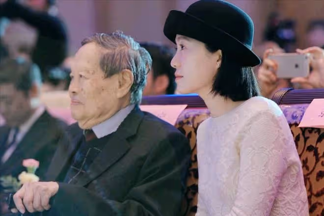 楊振寧:我有月薪百萬,把財政大權都交給妻子,她的回答令人淚目