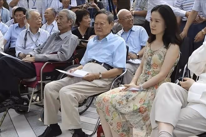 楊振寧:我有月薪百萬,把財政大權都交給妻子,她的回答令人淚目