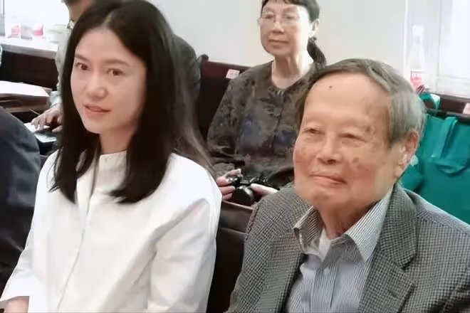 楊振寧:我有月薪百萬,把財政大權都交給妻子,她的回答令人淚目