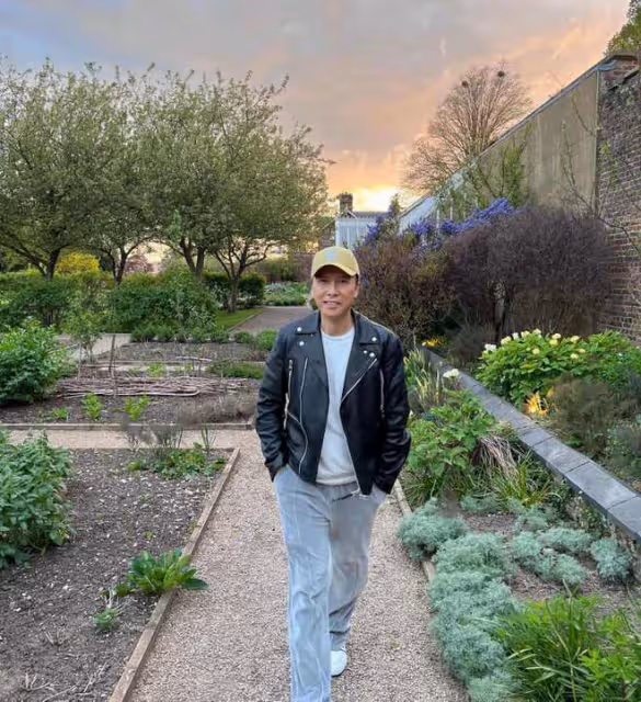 甄子丹一家現身英國!住豪華莊園享受水療,15歲兒子身高已超1米8