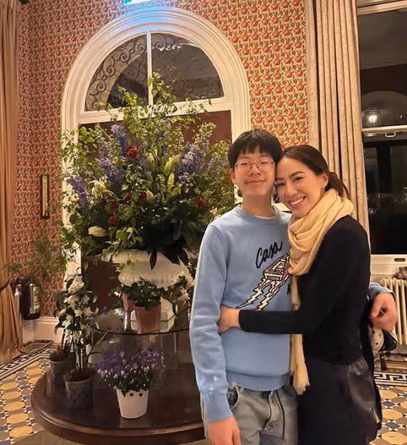 甄子丹一家現身英國!住豪華莊園享受水療,15歲兒子身高已超1米8