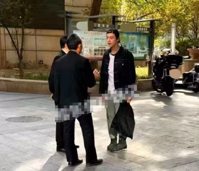 陳偉霆北京小區亂停車,被保安大爺叫住教育,像犯錯學生乖乖聽講
