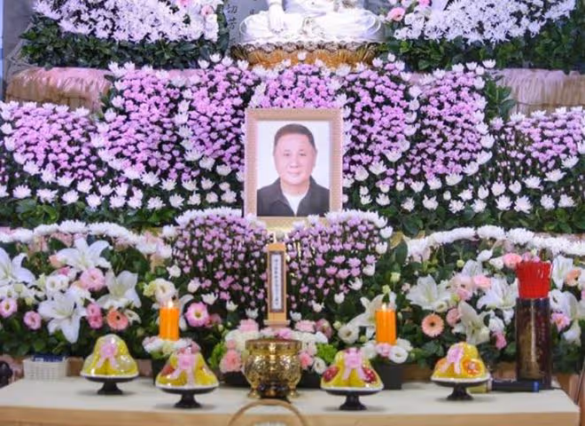 79歲老戲骨遺體火化,馮寶寶久違現身崩潰大哭,已移居國外養老