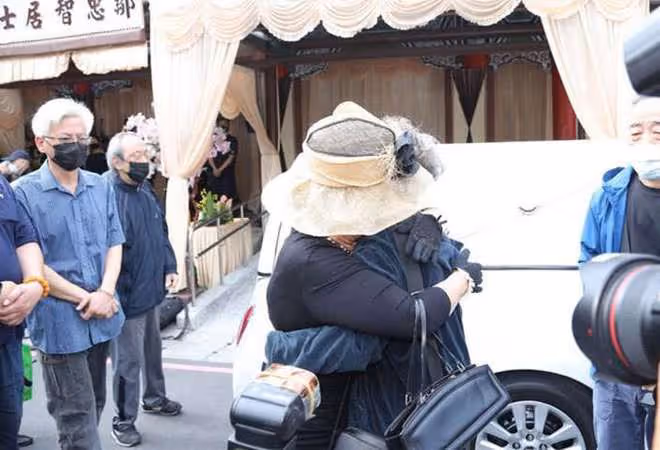 79歲老戲骨遺體火化,馮寶寶久違現身崩潰大哭,已移居國外養老