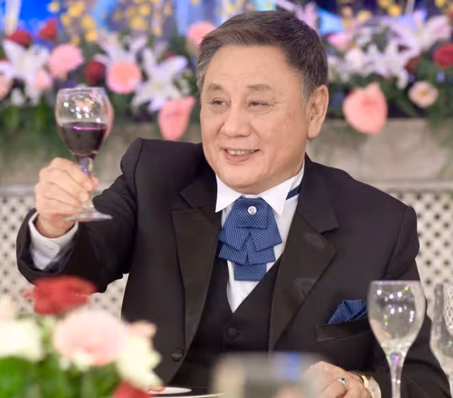 79歲老戲骨遺體火化,馮寶寶久違現身崩潰大哭,已移居國外養老
