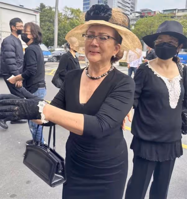 79歲老戲骨遺體火化,馮寶寶久違現身崩潰大哭,已移居國外養老