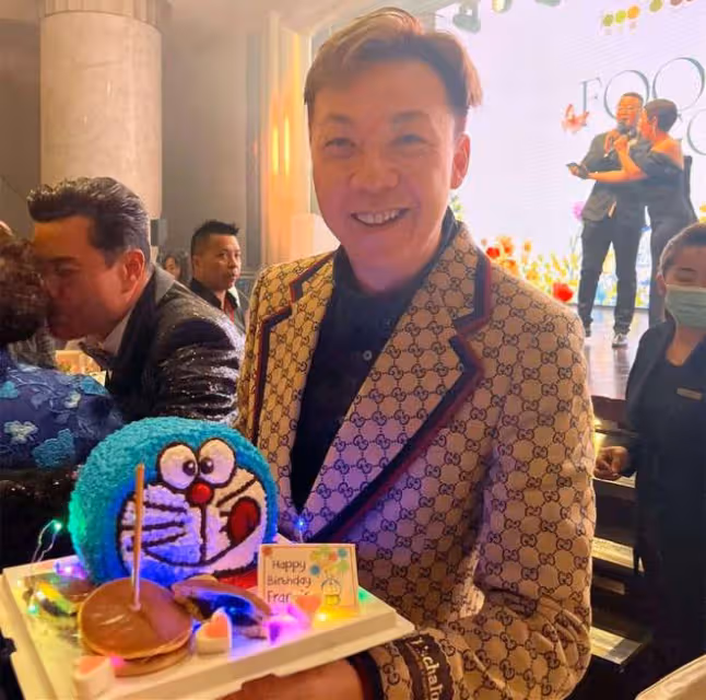 何超瓊連續3年為異性好友慶生,打扮靚麗紅光滿面,兩人深交30年