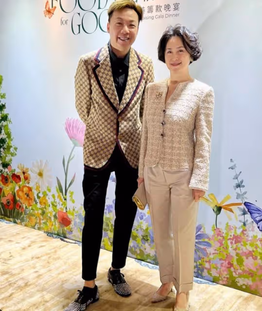 何超瓊連續3年為異性好友慶生,打扮靚麗紅光滿面,兩人深交30年