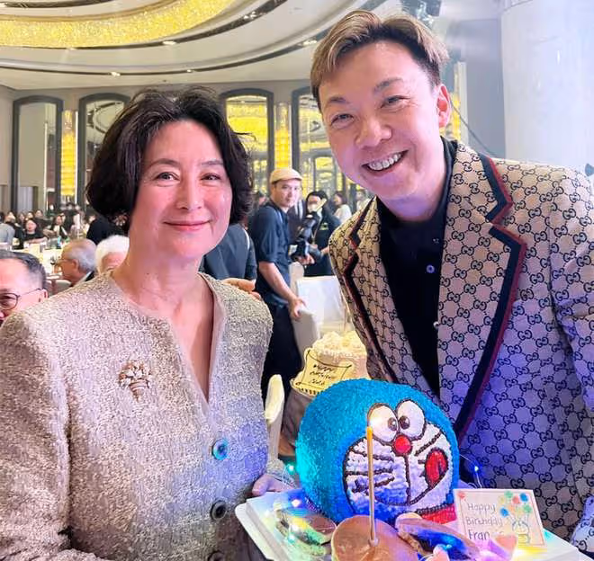 何超瓊連續3年為異性好友慶生,打扮靚麗紅光滿面,兩人深交30年